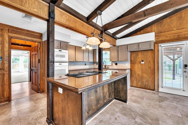 300 Mills ST, Smithville, TX 78957