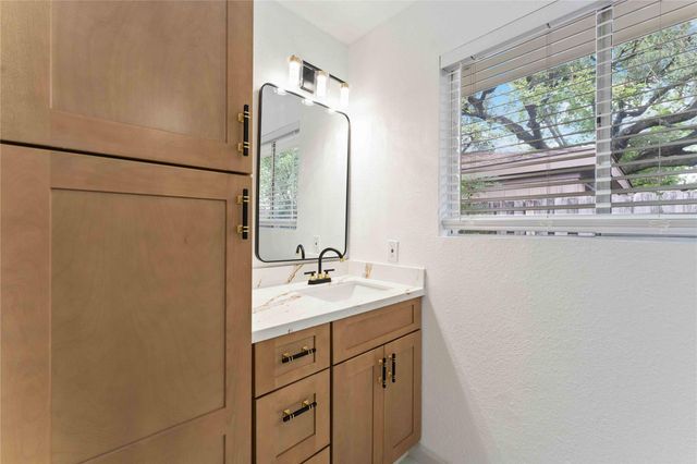 5722 W Bellfort Avenue, Houston, TX 77035