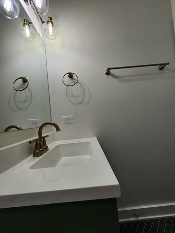 6321 S Eberhart Avenue 2, Chicago, IL 60637