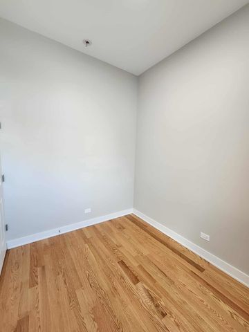 6321 S Eberhart Avenue 2, Chicago, IL 60637