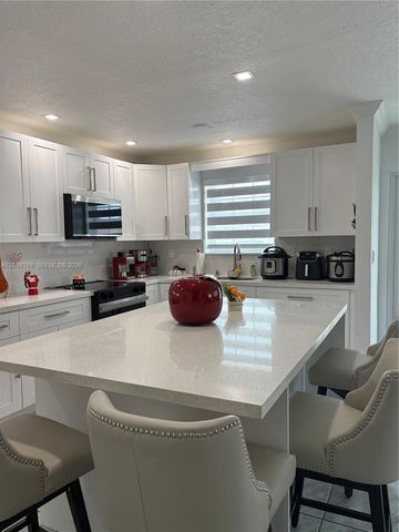 734 E 39th St, Hialeah, FL 33013