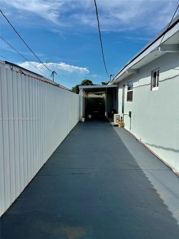 734 E 39th St, Hialeah, FL 33013