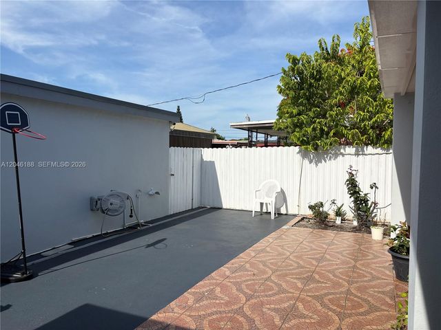 734 E 39th St, Hialeah, FL 33013
