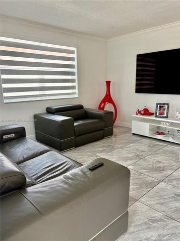 734 E 39th St, Hialeah, FL 33013
