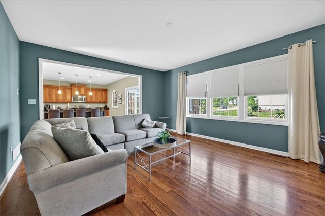 107 Stafford Dr, Robinson Twp, PA 15136
