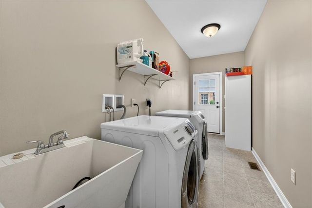 107 Stafford Dr, Robinson Twp, PA 15136