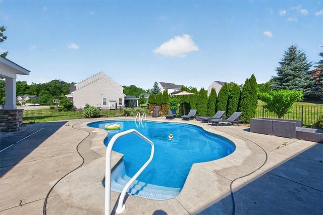 107 Stafford Dr, Robinson Twp, PA 15136