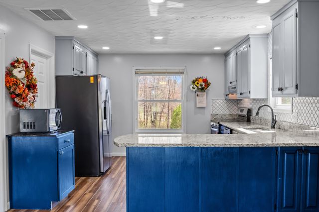 499 River Oaks Dr, New Johnsonville, TN 37134