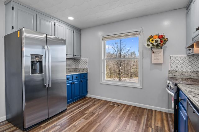 499 River Oaks Dr, New Johnsonville, TN 37134