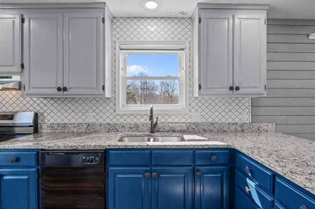 499 River Oaks Dr, New Johnsonville, TN 37134