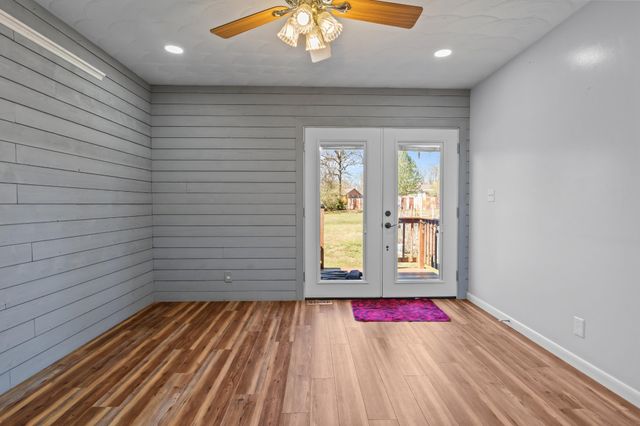 499 River Oaks Dr, New Johnsonville, TN 37134