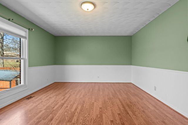 499 River Oaks Dr, New Johnsonville, TN 37134