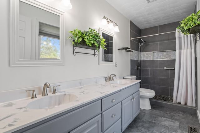 499 River Oaks Dr, New Johnsonville, TN 37134