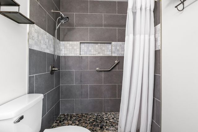 499 River Oaks Dr, New Johnsonville, TN 37134