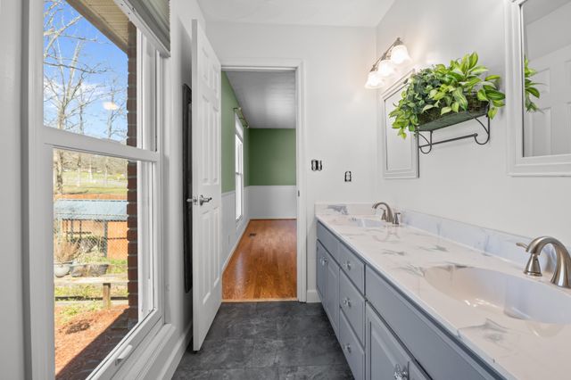 499 River Oaks Dr, New Johnsonville, TN 37134