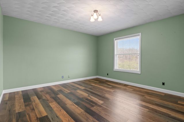 499 River Oaks Dr, New Johnsonville, TN 37134