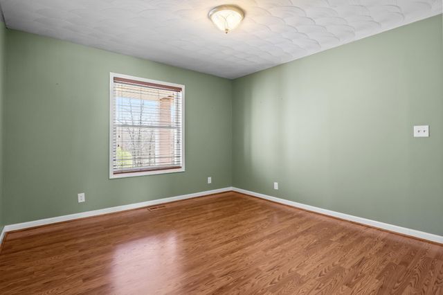 499 River Oaks Dr, New Johnsonville, TN 37134