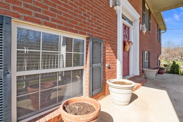 499 River Oaks Dr, New Johnsonville, TN 37134