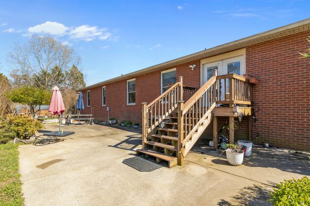 499 River Oaks Dr, New Johnsonville, TN 37134