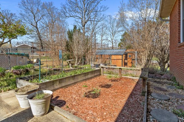 499 River Oaks Dr, New Johnsonville, TN 37134