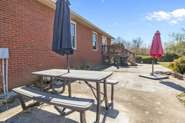 499 River Oaks Dr, New Johnsonville, TN 37134