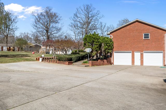 499 River Oaks Dr, New Johnsonville, TN 37134