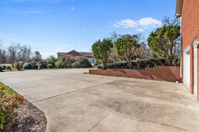 499 River Oaks Dr, New Johnsonville, TN 37134