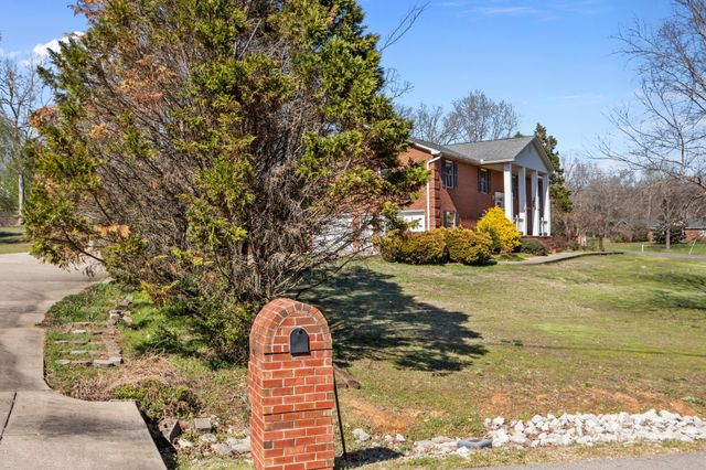 499 River Oaks Dr, New Johnsonville, TN 37134