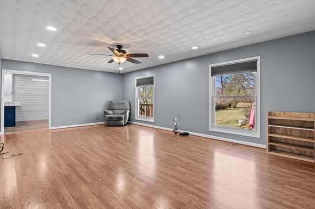 499 River Oaks Dr, New Johnsonville, TN 37134