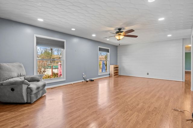 499 River Oaks Dr, New Johnsonville, TN 37134