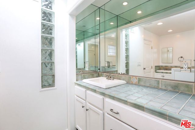 252 HAMPTON Drive E, Venice, CA 90291