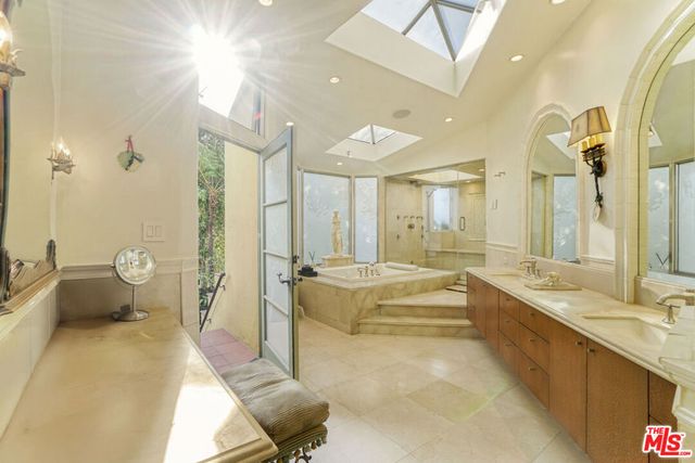 707 N Bedford Drive, Beverly Hills, CA 90210