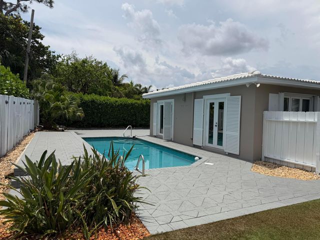 204 S Seacrest Circle, Delray Beach, FL 33444