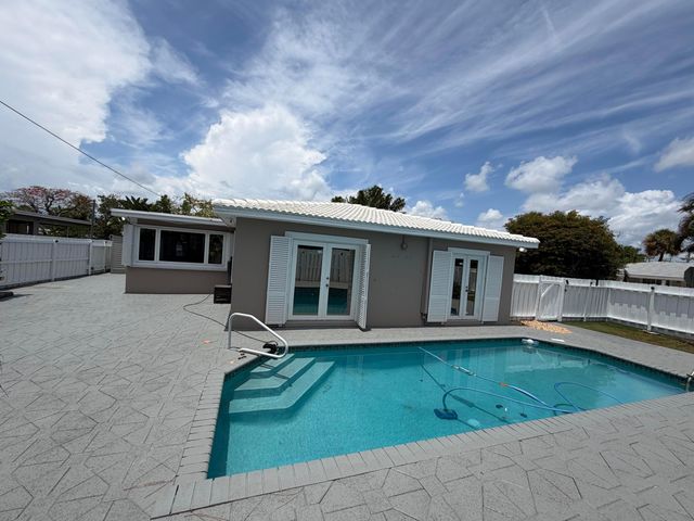 204 S Seacrest Circle, Delray Beach, FL 33444