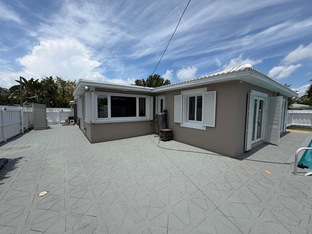 204 S Seacrest Circle, Delray Beach, FL 33444