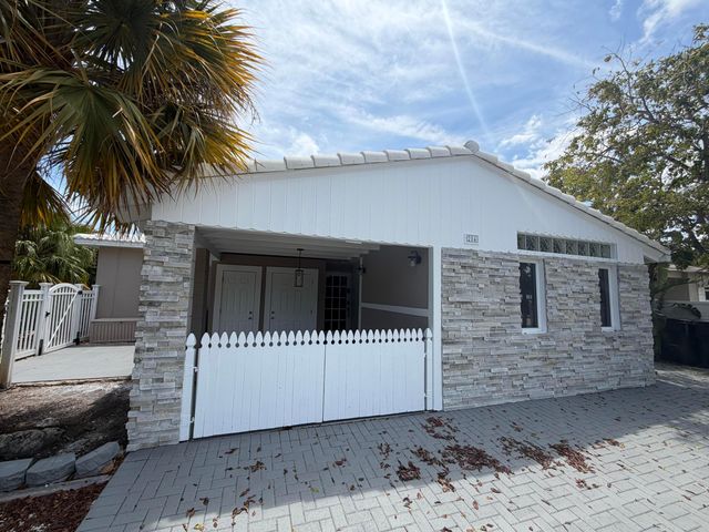 204 S Seacrest Circle, Delray Beach, FL 33444