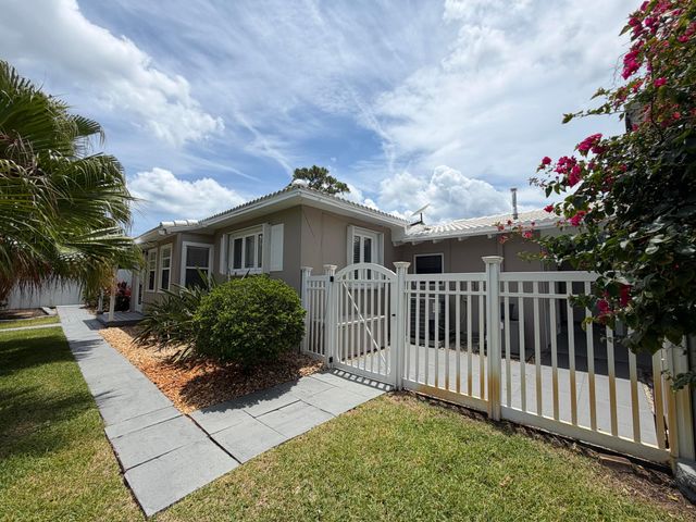 204 S Seacrest Circle, Delray Beach, FL 33444