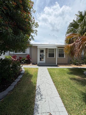 204 S Seacrest Circle, Delray Beach, FL 33444