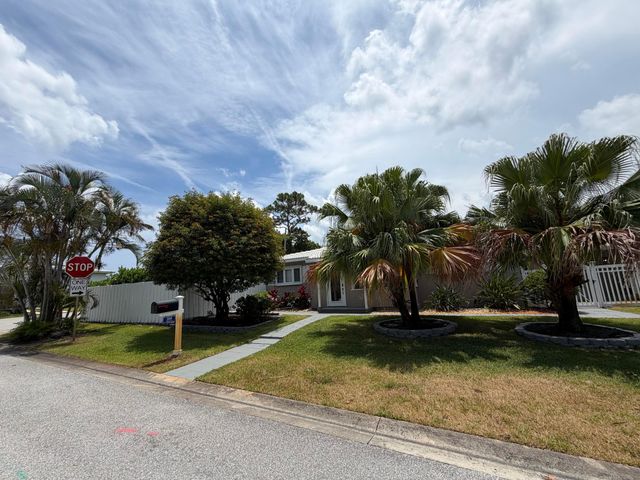 204 S Seacrest Circle, Delray Beach, FL 33444