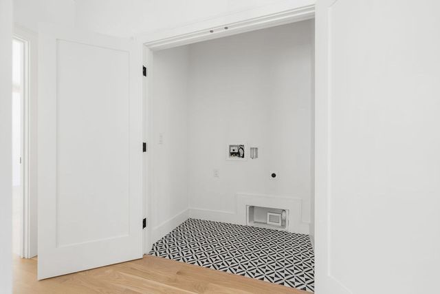 1597 Centre St. 1597, Newton, MA 02461