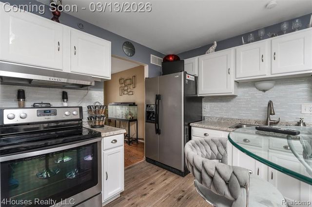 25039 N Woodvale Drive 25, Southfield, MI 48034