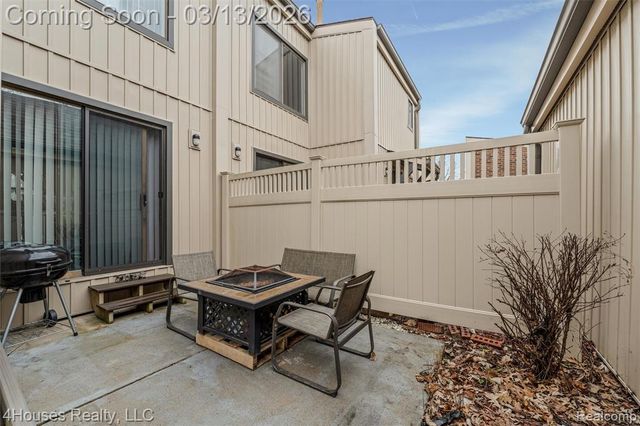 25039 N Woodvale Drive 25, Southfield, MI 48034