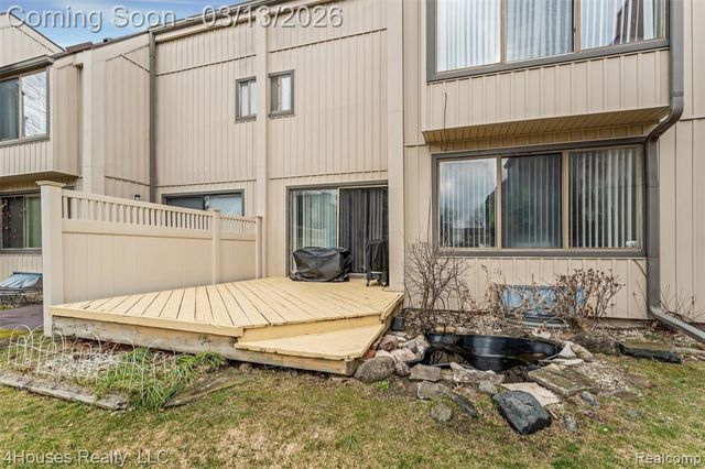 25039 N Woodvale Drive 25, Southfield, MI 48034