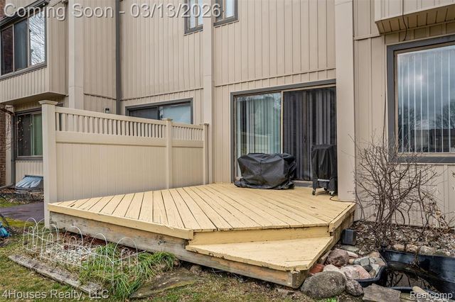 25039 N Woodvale Drive 25, Southfield, MI 48034