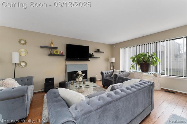 25039 N Woodvale Drive 25, Southfield, MI 48034