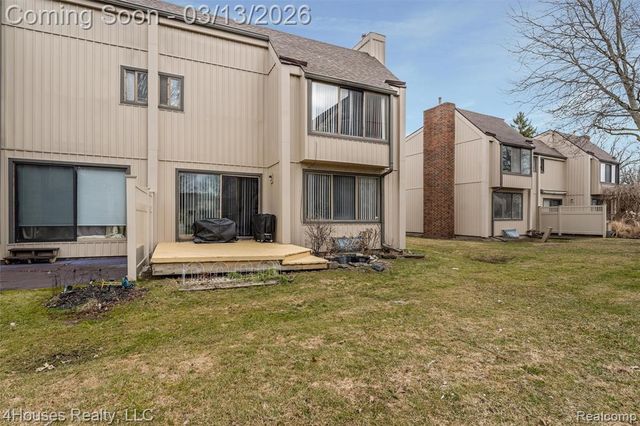 25039 N Woodvale Drive 25, Southfield, MI 48034