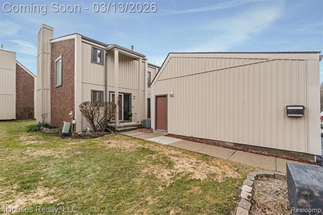 25039 N Woodvale Drive 25, Southfield, MI 48034