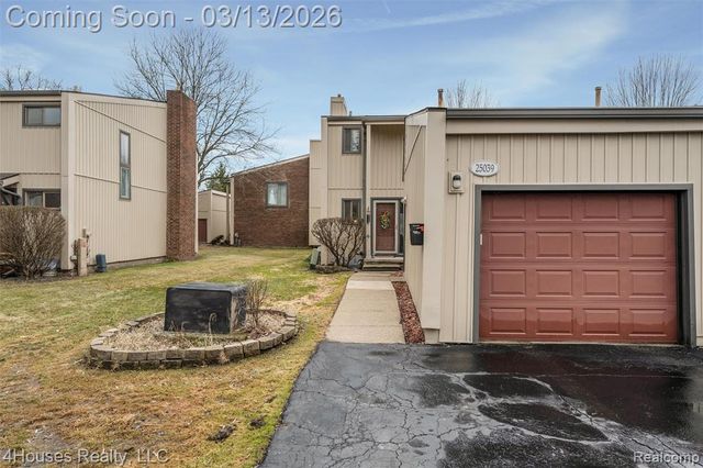 25039 N Woodvale Drive 25, Southfield, MI 48034