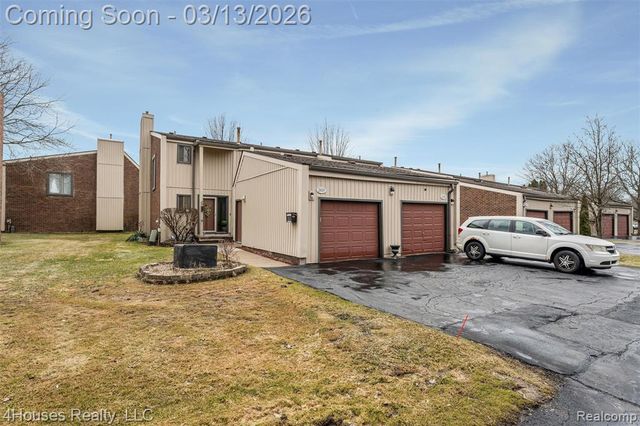 25039 N Woodvale Drive 25, Southfield, MI 48034