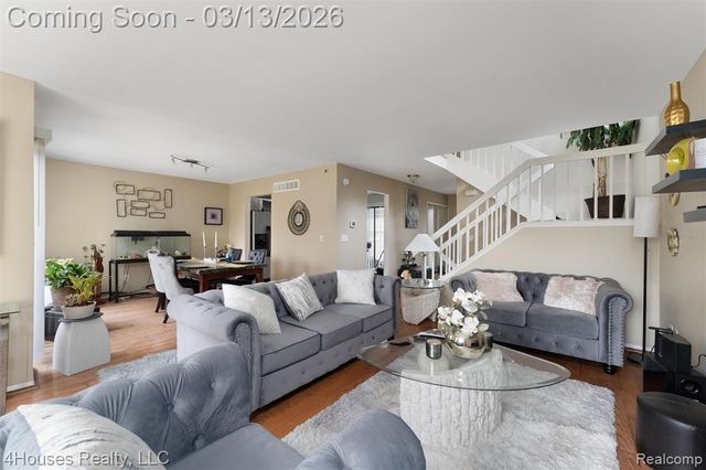 25039 N Woodvale Drive 25, Southfield, MI 48034